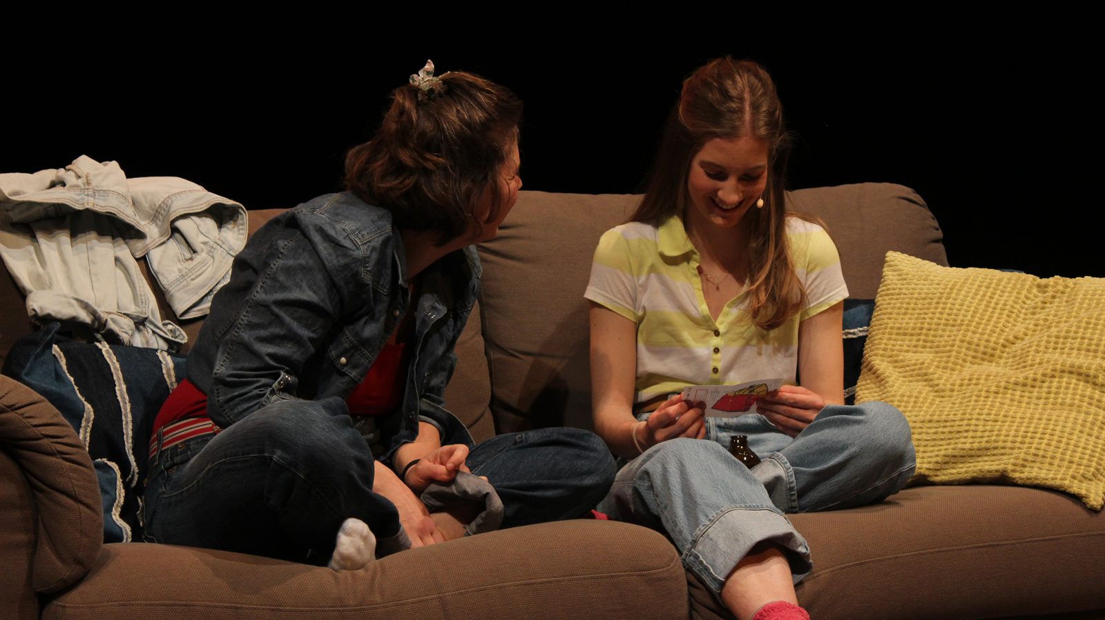 Merle und Julia auf dem Sofa