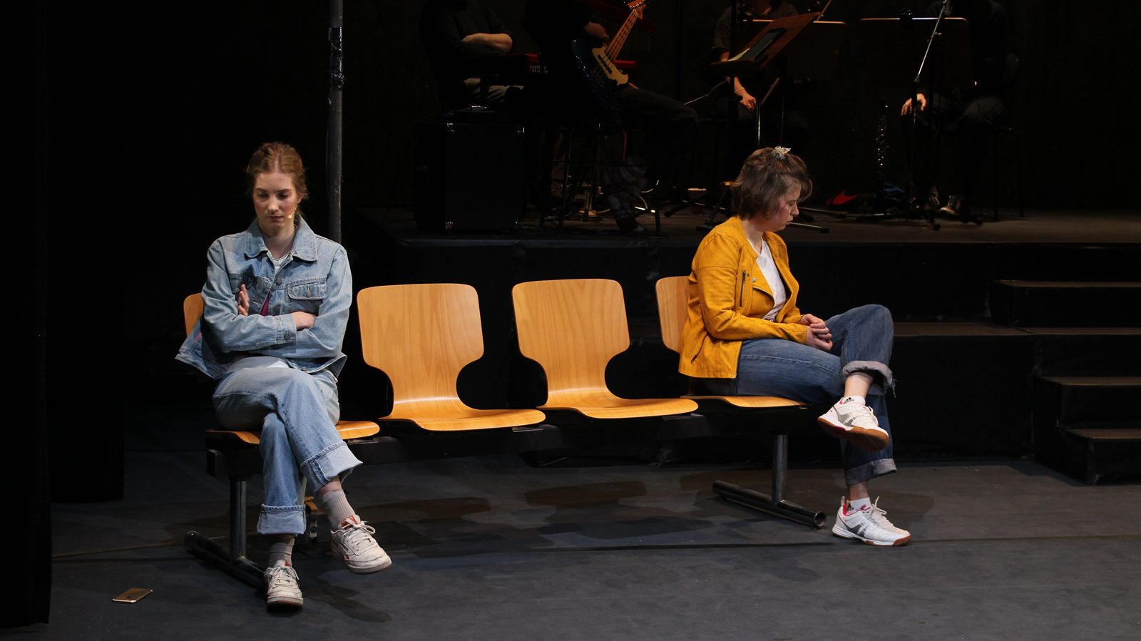 Merle und Julia auf der Wartebank